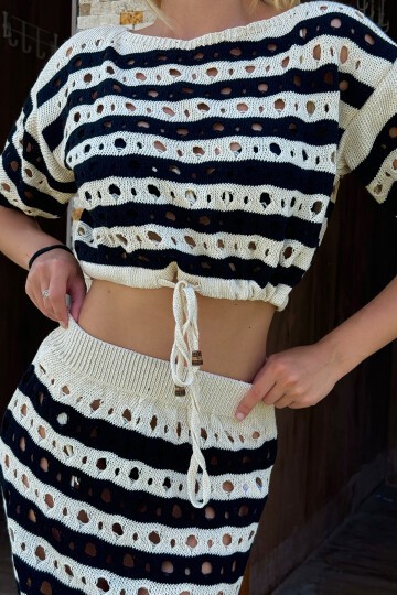 Siyah Beyaz Delik Ajurlu Bağlama Detaylı Beli Lastikli Etek Ve Bluz Takım