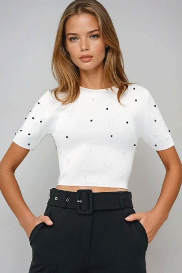 Beyaz Bisiklet Yaka İnci Çakımlı  Triko Crop Bluz