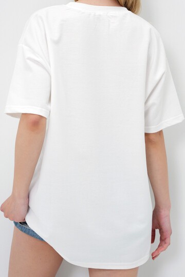 Beyaz Bisiklet Yaka Kalp Nakışlı İki İplik Oversize T Shırt