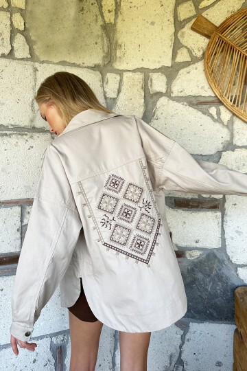 Çift Cepli Omuzları Ve Sırtı Nakışlı Çıtçıt Kapamalı Oversize Gabardin Ceket