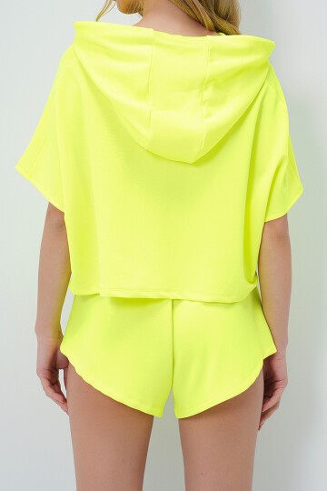 Neon Sarı Kapüşonlu Crop Sweatshirt Ve Şortlu Takım