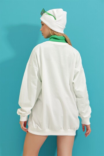 Beyaz Bisiklet Yaka Biyeli Önü Nakışlı Oversize Sweatshirt