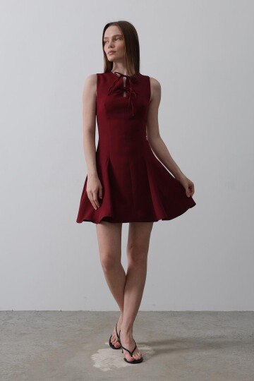 Bordo Fiyonk Detaylı Eteği Pileli Mini Elbise