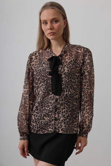 Leopar Fiyonk Detaylı Düğmeli Leopar Bluz