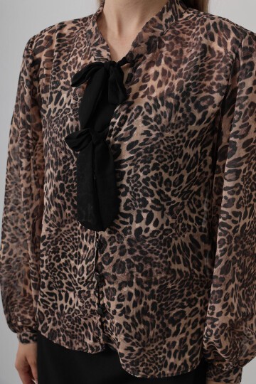Leopar Fiyonk Detaylı Düğmeli Leopar Bluz
