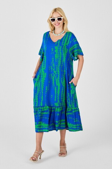 Yeşil Mavi Batik Desenli V Yaka Eteği Volanlı Oversize Elbise