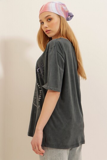 Bisiklet Yaka Dijital Baskılı Yıkamalı Oversize T-Shirt
