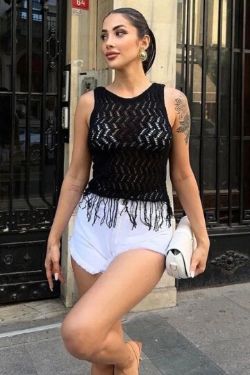 Siyah Bisiklet Yaka Kolsuz Püsküllü Bluz