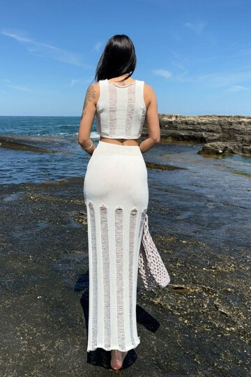 Beyaz Eskitmeli Kolsuz Crop Bluz Ve Beli Lastikli Midi Boy Etek Takım