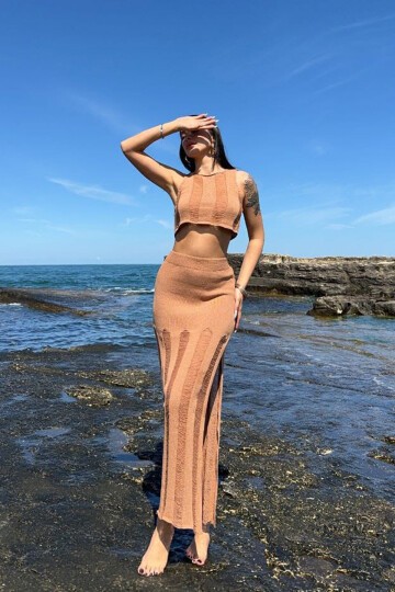 Camel Eskitmeli Kolsuz Crop Bluz Ve Beli Lastikli Midi Boy Etek Takım