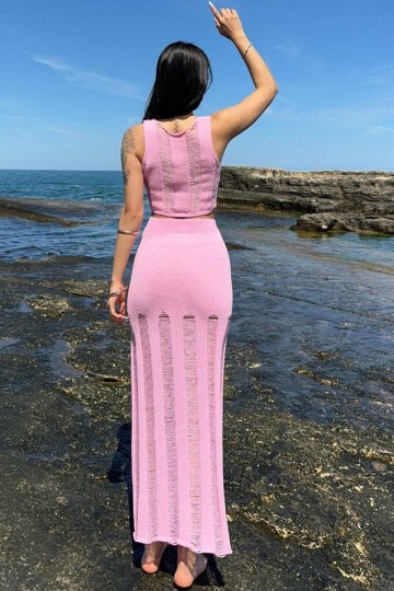 Pembe Eskitmeli Kolsuz Crop Bluz Ve Beli Lastikli Midi Boy Etek Takım