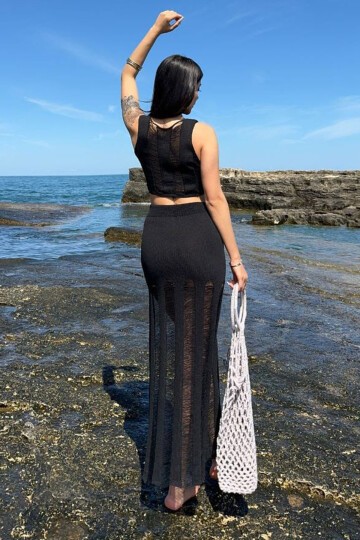 Siyah Eskitmeli Kolsuz Crop Bluz Ve Beli Lastikli Midi Boy Etek Takım
