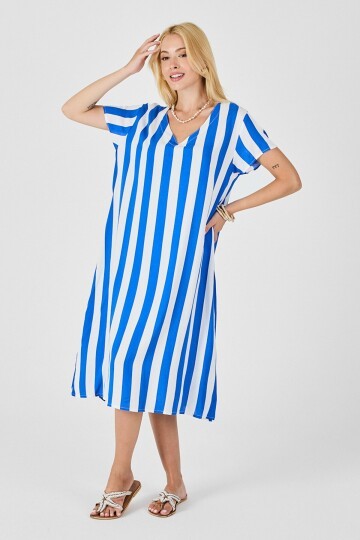 Mavi V Yaka Kısa Kollu Rahat Kesim Elbise