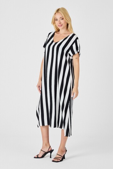 Siyah-Beyaz V Yaka Kısa Kollu Rahat Kesim Elbise