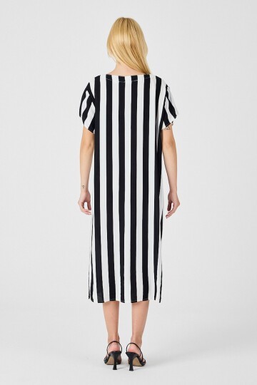 Siyah-Beyaz V Yaka Kısa Kollu Rahat Kesim Elbise