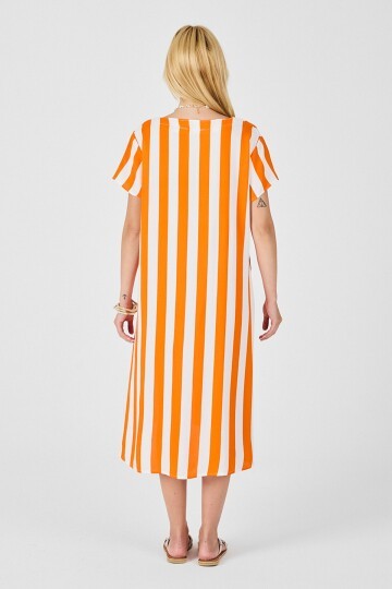 Turuncu V Yaka Kısa Kollu Rahat Kesim Elbise