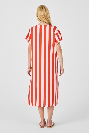 Mercan V Yaka Kısa Kollu Rahat Kesim Elbise