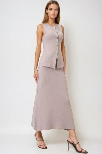 Aksesuar Düğmeli Yelek Ve Maxi Boy Etek Triko Takım