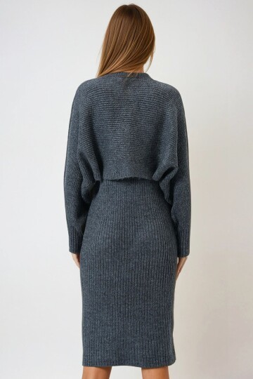 Düğme Kapamalı Crop Hırka ve Ön Arka V Yaka Fitilli Triko Elbise Takım