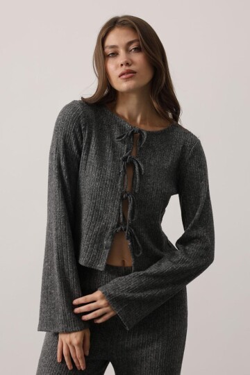 Bağcıklı Uzun Kollu Fiyonklu Triko Bluz