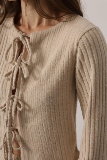 Bağcıklı Uzun Kollu Fiyonklu Triko Bluz