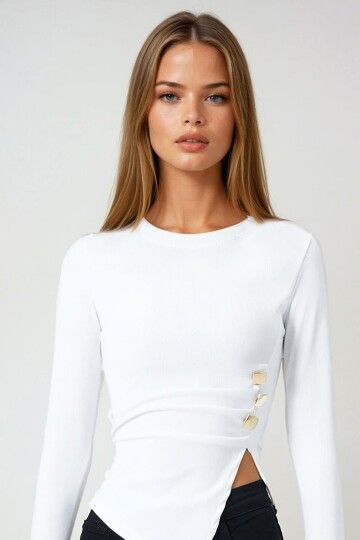 Beyaz Bisiklet Yaka Asimetrik Kesim Aksesuar Detaylı Fitilli Bluz
