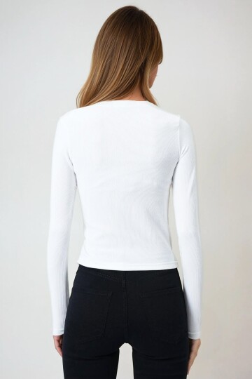 Beyaz Bisiklet Yaka Asimetrik Kesim Aksesuar Detaylı Fitilli Bluz