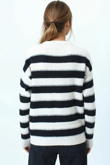 Bisiklet Yaka Çizgili Triko Kazak