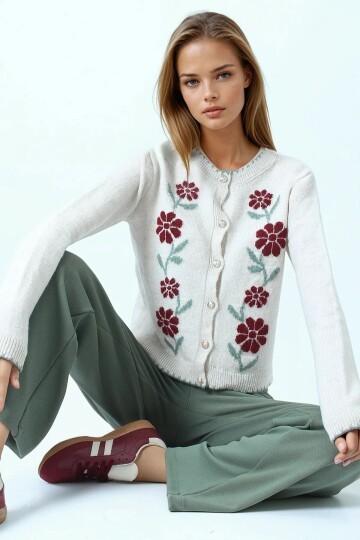 Çiçek Desenli Düğmeli Triko Hırka