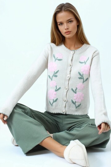 Çiçek Desenli Düğmeli Triko Hırka