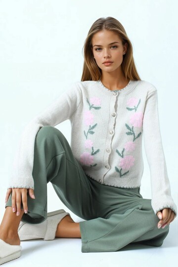 Çiçek Desenli Düğmeli Triko Hırka