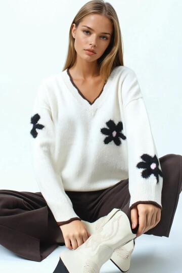 Çiçek Detaylı V Yaka Püsküllü Triko Kazak