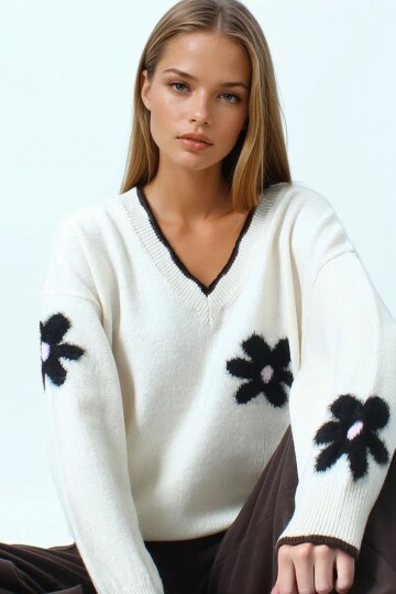 Çiçek Detaylı V Yaka Püsküllü Triko Kazak