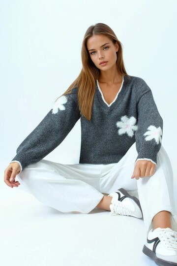 Çiçek Detaylı V Yaka Püsküllü Triko Kazak
