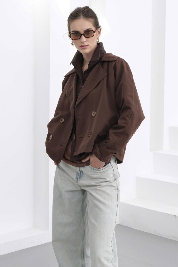 Çift Düğmeli Kruvaze Yaka Kısa Astarlı Trençkot