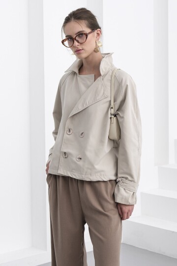 Çift Düğmeli Kruvaze Yaka Kısa Astarlı Trençkot