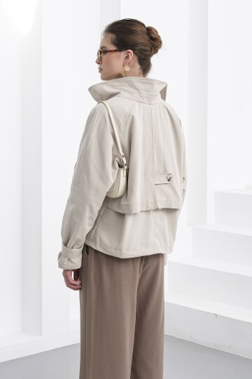 Çift Düğmeli Kruvaze Yaka Kısa Astarlı Trençkot