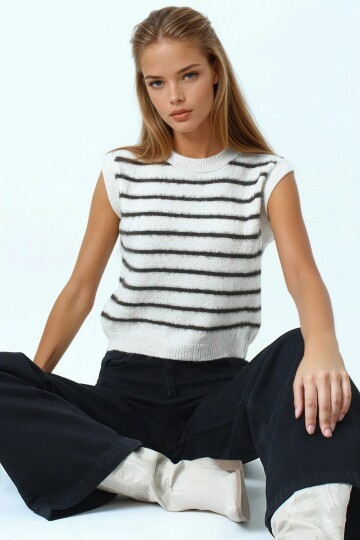 Çizgili Bisiklet Yaka Kolsuz Püsküllü Triko Bluz