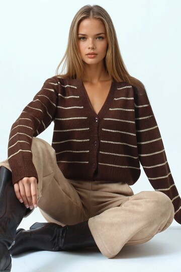 Derin V Yaka Düğmeli Çizgili Triko Hırka