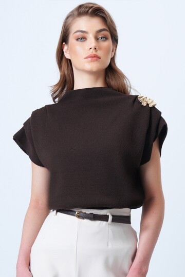 Dik Yaka Omuz Drape Ve Metal Aksesuarlı Yün Karışımlı Tasarım Kazak