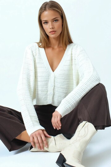 Dokulu Örgü Desenli Uzun Kollu Düğmeli Triko Hırka