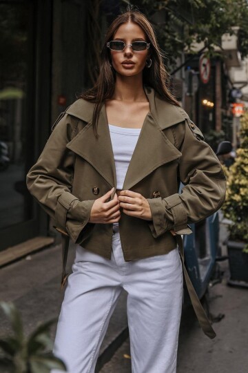 Düğmeli Kemer Kapamalı Astarlı Kruvaze Yaka Kısa Trenç Ceket