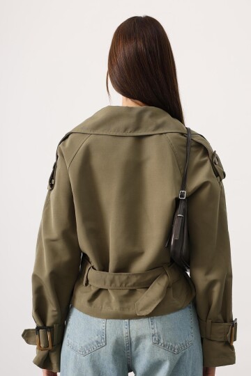 Düğmeli Kemer Kapamalı Astarlı Kruvaze Yaka Kısa Trenç Ceket