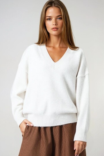 Düşük Omuz V Yaka Triko Kazak