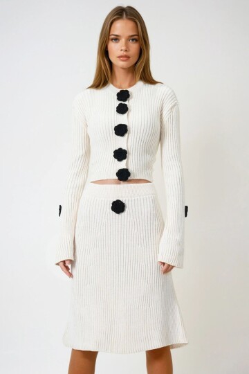 Ekru Fitilli Çiçek Düğme Detaylı Triko Hırka Ve Etek Takım