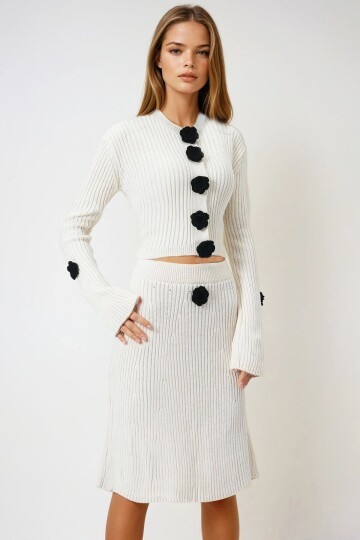 Ekru Fitilli Çiçek Düğme Detaylı Triko Hırka Ve Etek Takım