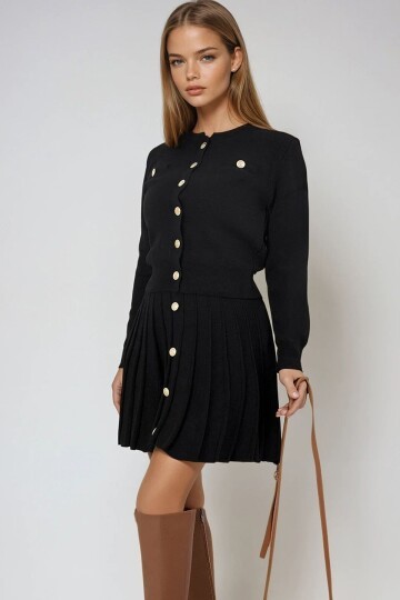 Gold Düğme Detaylı Yuvarlak Yaka Triko Bluz ve Pileli Mini Etek Takım