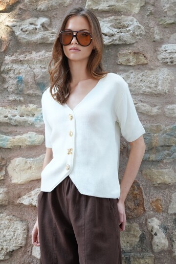 Gold Düğmeli Derin V Yaka Kısa Kol Triko Bluz