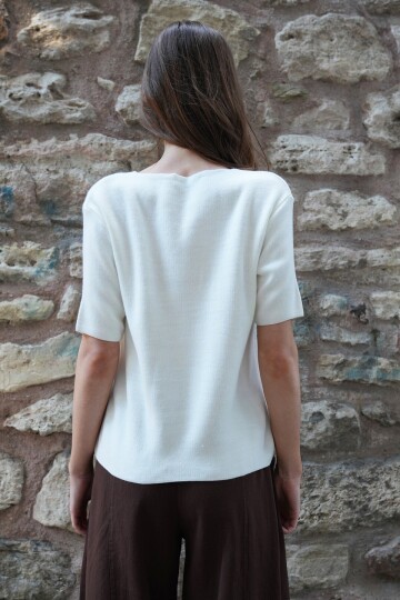 Gold Düğmeli Derin V Yaka Kısa Kol Triko Bluz