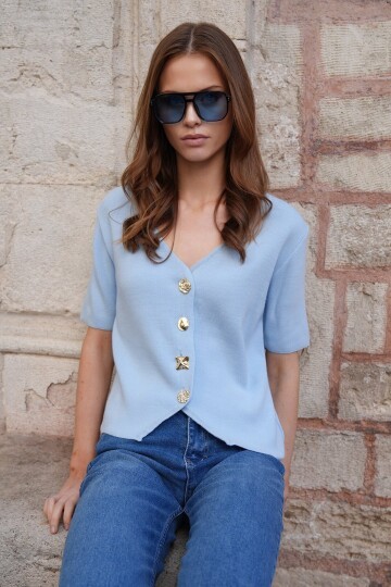 Gold Düğmeli Derin V Yaka Kısa Kol Triko Bluz